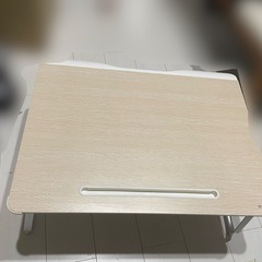 ベッドテーブルの画像