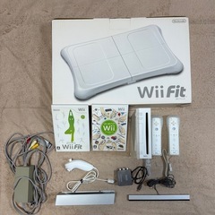 【ゲーム】Wii 本体＋Wii Fit（カセット2個付き）の画像