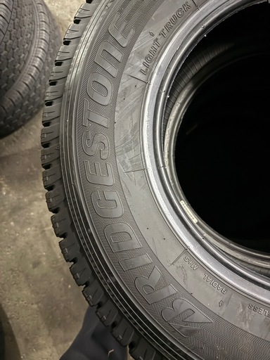 スタッドレスタイヤ　185/80R14 バリ山ブリヂストン！