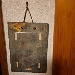 ハガキサイズが飾れる板の画像
