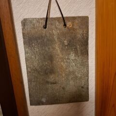 ハガキサイズが飾れる板の画像