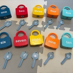鍵 かぎ 玩具 知育玩具の画像