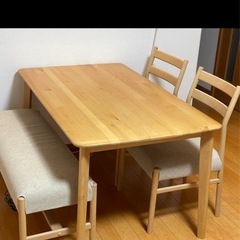 ダイニングテーブルと椅子2脚
の画像