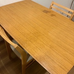 ダイニングテーブル　4人掛け　椅子2脚付きの画像