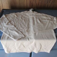 未使用　女性用　薄いセーター （うす茶） 「身長154～162cm　バスト79～87cm　M 」 　アクリル100％　カシミアタッチ　ウォッシャブル　タグ付　【ペットはいません】の画像