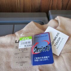 未使用　女性用　薄いセーター （うす茶） 「身長154～162cm　バスト79～87cm　M 」 　アクリル100％　カシミアタッチ　ウォッシャブル　タグ付　【ペットはいません】の画像