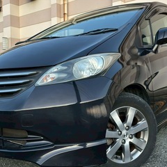 フル装備8人乗り☆月々1.1万円〜分割払い可❗️車検2年付き！大人気☆HONDA フリード☆ステアリングスイッチ付き☆ナビ付き☆走行中DVD見れます☆便利なバックカメラ付き☆ETC付き☆両側電動スライドドア付き☆純正アルミ☆ドライブレコーダー付きのフル装備‼️の画像