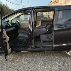 フル装備8人乗り☆月々1.1万円〜分割払い可❗️車検2年付き！大人気☆HONDA フリード☆ステアリングスイッチ付き☆ナビ付き☆走行中DVD見れます☆便利なバックカメラ付き☆ETC付き☆両側電動スライドドア付き☆純正アルミ☆ドライブレコーダー付きのフル装備‼️の画像