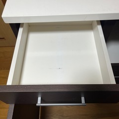 キッチンボード　食器棚の画像