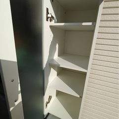 ガラス扉スリム収納棚、食器棚の画像