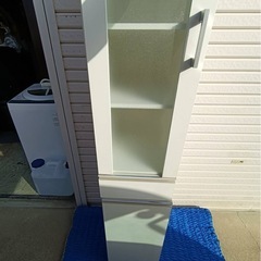 ガラス扉スリム収納棚、食器棚の画像