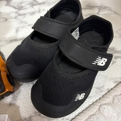 【お譲り先決定】ニューバランス 14cm 水陸両用靴 リラックマ アンパンマン お菓子の画像
