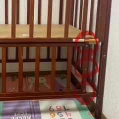 木製ベビーベッドの画像