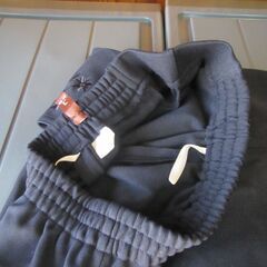 未使用　女性用　春秋パンツ （紺） Lサイズ　ウエスト69～77cm　ポリエステル100％　タグ付　【ペットはいません】の画像