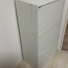 カラーボックス3段　扉付きの画像