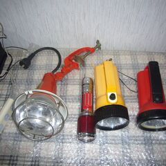 中古品　投光器１個と懐中電灯３個の画像