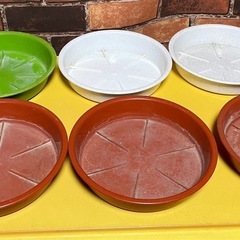 植木鉢の底に置く部分　または蓋にの画像