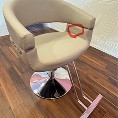 美容院カットチェアの画像