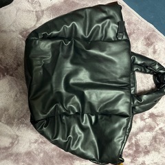 ZARAのバッグとキャップのセットの画像