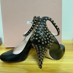 miumiu スタッズヒールパンプスの画像
