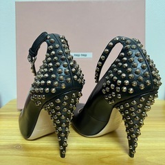 miumiu スタッズヒールパンプスの画像