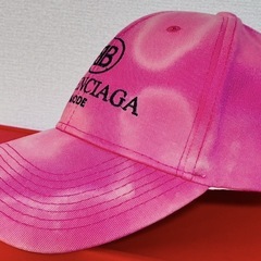 BALENCIAGAピンクベースボールキャップグランジリメイク加工の画像