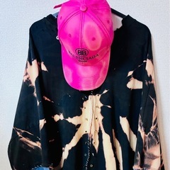 BALENCIAGAピンクベースボールキャップグランジリメイク加工の画像