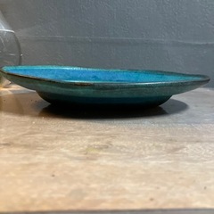 青いお皿の画像