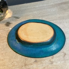 青いお皿の画像