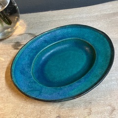 青いお皿の画像