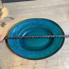 青いお皿の画像