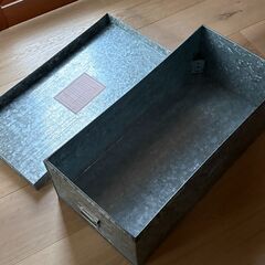 ブリキの衣装ケースの画像
