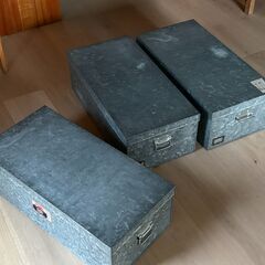 ブリキの衣装ケースの画像