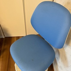 学習椅子　青の画像
