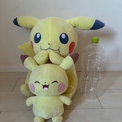 ピカチュウぬいぐるみ2つの画像