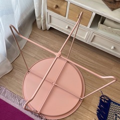 可愛いピンクのサイドテーブルの画像