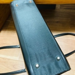 シンプルなブラックビジネスバッグ 3ポケットの画像