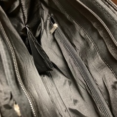 シンプルなブラックビジネスバッグ 3ポケットの画像