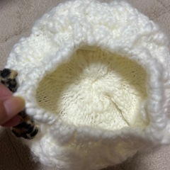 ポンポン付き白ニット帽 ヒョウ柄リボン52センチの画像