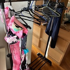 引っ越しのため、二日間限定　食器　フライパン　調理器具　アンパンマンジャングルジム　ブランコ　鉄棒　シルバニア　システムデスク　日用品　IKEA タンス　ニトリ　食器棚　ベッド　ハンガーラック　物干し竿　おもちゃ　デスク　バーベキュー用品　大型家具など多数の画像