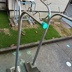 引っ越しのため、二日間限定　食器　フライパン　調理器具　アンパンマンジャングルジム　ブランコ　鉄棒　シルバニア　システムデスク　日用品　IKEA タンス　ニトリ　食器棚　ベッド　ハンガーラック　物干し竿　おもちゃ　デスク　バーベキュー用品　大型家具など多数の画像