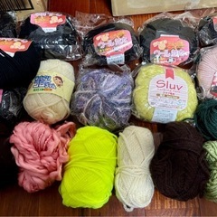 毛糸10個以上。編み棒付き。の画像