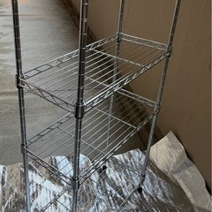 【お取引者様決定】★３点で500円★４段収納ラック２個プラス、IKEAのサイドテーブル(黒)★おクルマでお越しください★サイズは説明文にて★の画像