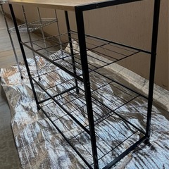 【お取引者様決定】★３点で500円★４段収納ラック２個プラス、IKEAのサイドテーブル(黒)★おクルマでお越しください★サイズは説明文にて★の画像