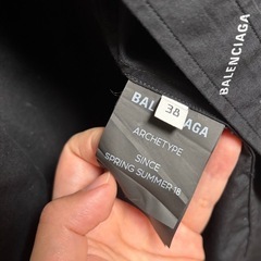 BALENCIAGA 2018年ブラック 総ロゴプリント 長袖ワイシャツの画像