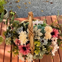 造花カゴの画像