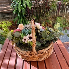 造花カゴの画像