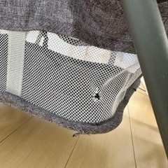 キャスター付きベビーベッドの画像