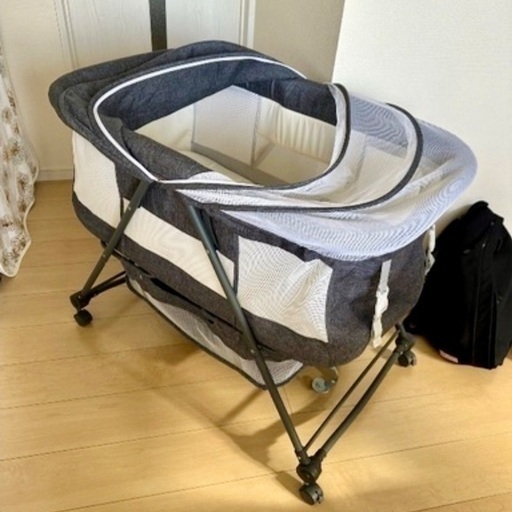 キャスター付きベビーベッド