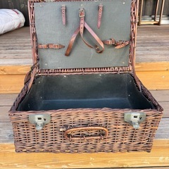 レトロな籐製の鞄の画像